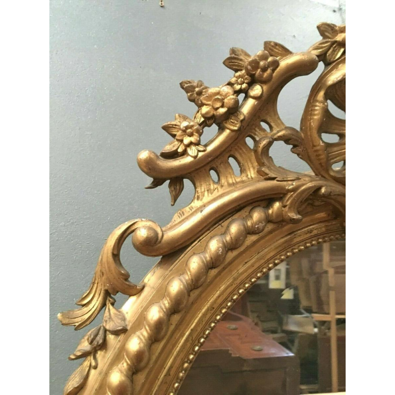 Miroir Louis VX ovale à fronton, bois et stuc doré, glace biseautée, Napoléon III
