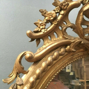 Ovale spiegel uit de tijd van Lodewijk XV met fronton, hout en verguld stucwerk, facetgeslepen glas, Napoleon III