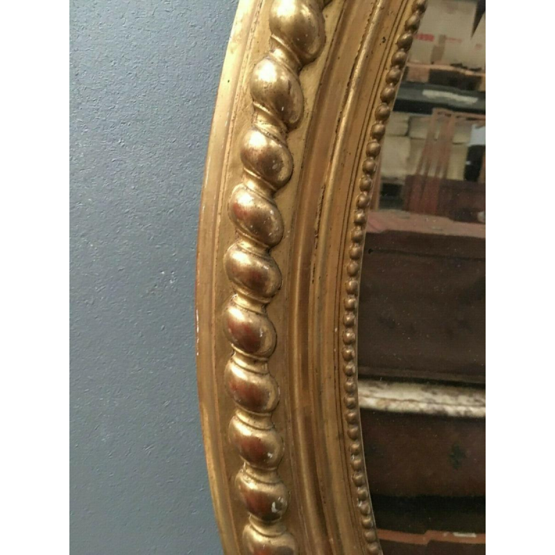 Miroir Louis VX ovale à fronton, bois et stuc doré, glace biseautée, Napoléon III