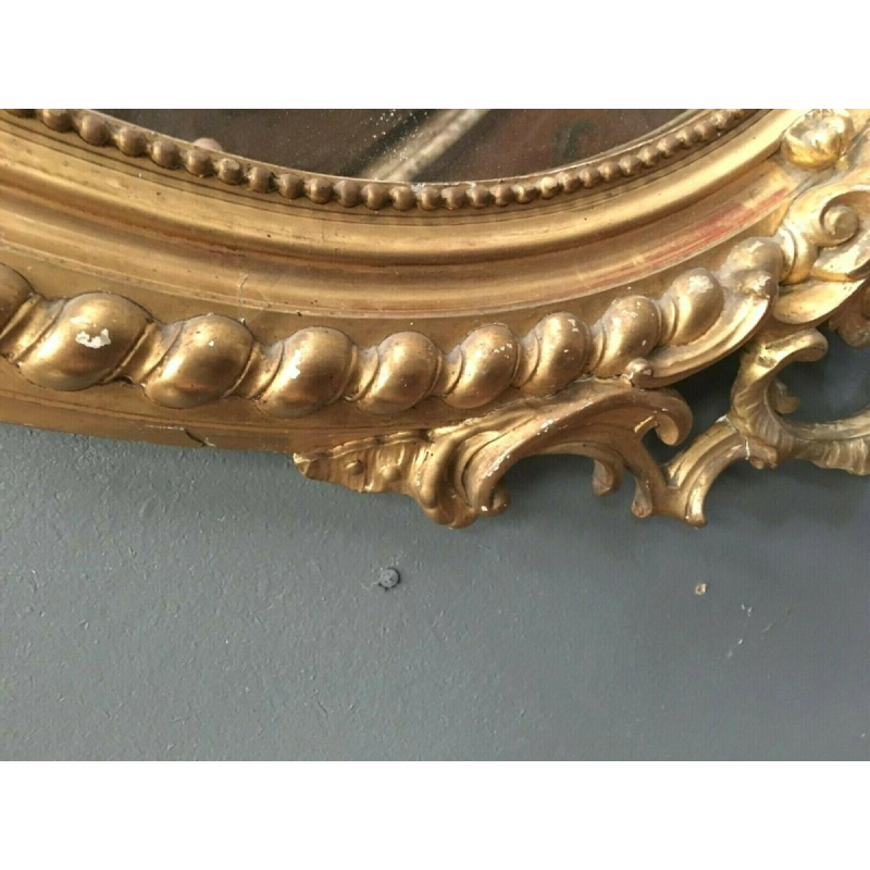 Ovale spiegel uit de tijd van Lodewijk XV met fronton, hout en verguld stucwerk, facetgeslepen glas, Napoleon III