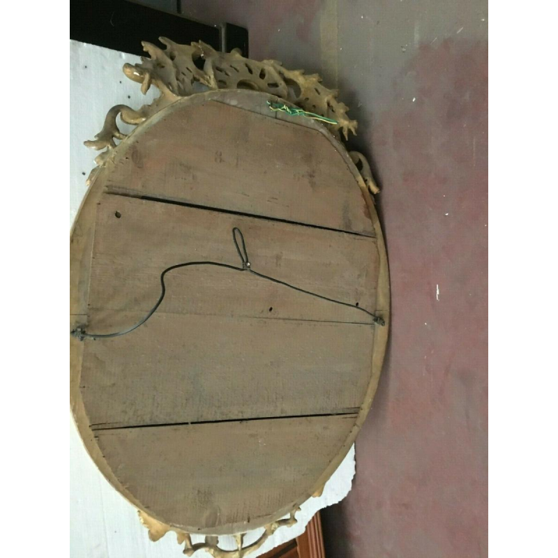 Ovale spiegel uit de tijd van Lodewijk XV met fronton, hout en verguld stucwerk, facetgeslepen glas, Napoleon III