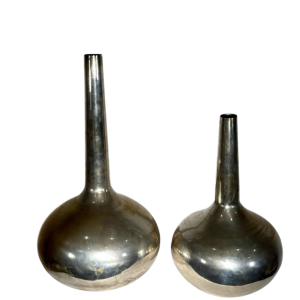 Paire de grands vases "bouteilles" estampillés - métal argenté - Italie XXe s