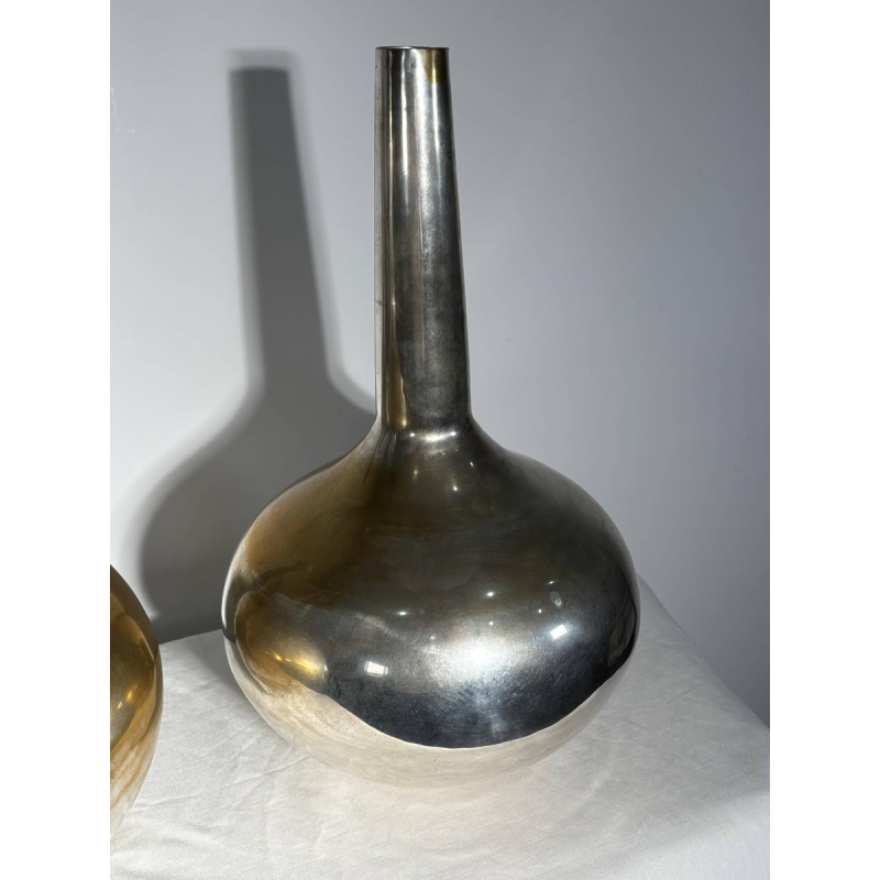Paire de grands vases "bouteilles" estampillés - métal argenté - Italie XXe s