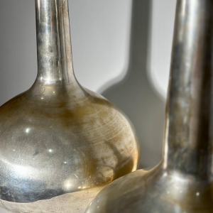 Een paar grote, gestempelde "fles"-vazen - verzilverd metaal - Italië, 20e eeuw