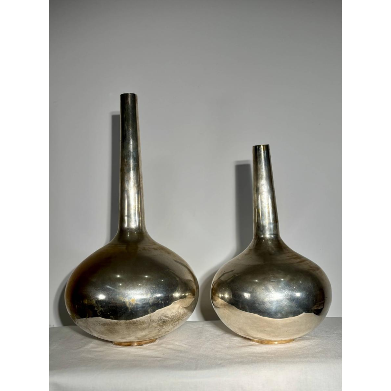 Paire de grands vases "bouteilles" estampillés - métal argenté - Italie XXe s
