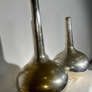 Paire de grands vases "bouteilles" estampillés - métal argenté - Italie XXe s