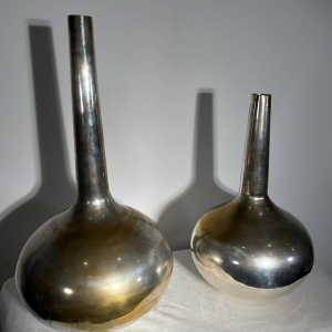 Paire de grands vases "bouteilles" estampillés - métal argenté - Italie XXe s