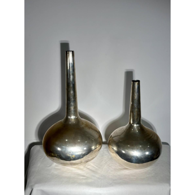 Paire de grands vases "bouteilles" estampillés - métal argenté - Italie XXe s