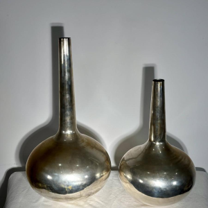 Paire de grands vases "bouteilles" estampillés - métal argenté - Italie XXe s