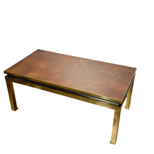 Table basse en résine laquée et laiton, années 70