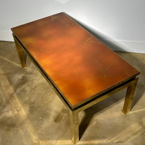 Table basse en résine laquée et laiton, années 70
