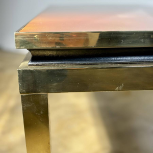 Salontafel van gelakt hars en messing, jaren 70.