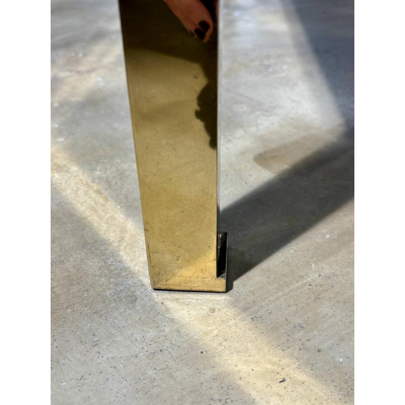 Table basse en résine laquée et laiton, années 70