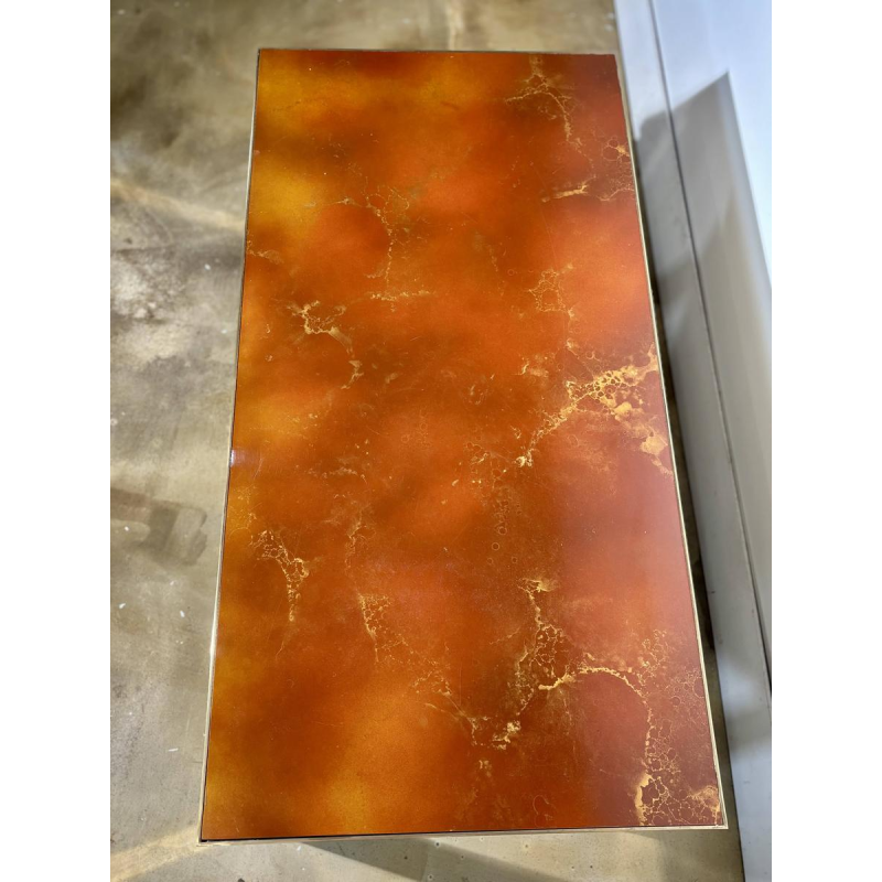 Salontafel van gelakt hars en messing, jaren 70.