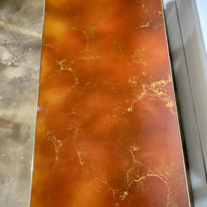 Salontafel van gelakt hars en messing, jaren 70.