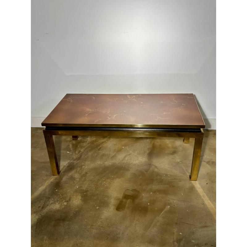 Table basse en résine laquée et laiton, années 70