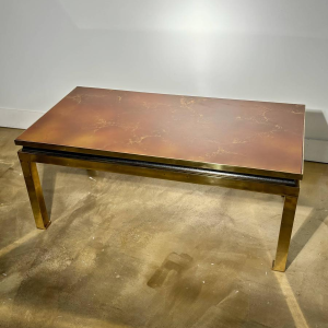 Table basse en résine laquée et laiton, années 70