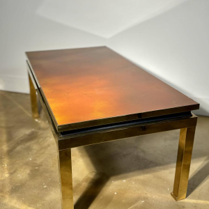 Salontafel van gelakt hars en messing, jaren 70.