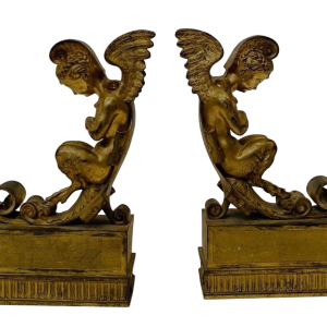 Een paar verguld bronzen haardijzers versierd met gevleugelde faunen, 19e eeuw.