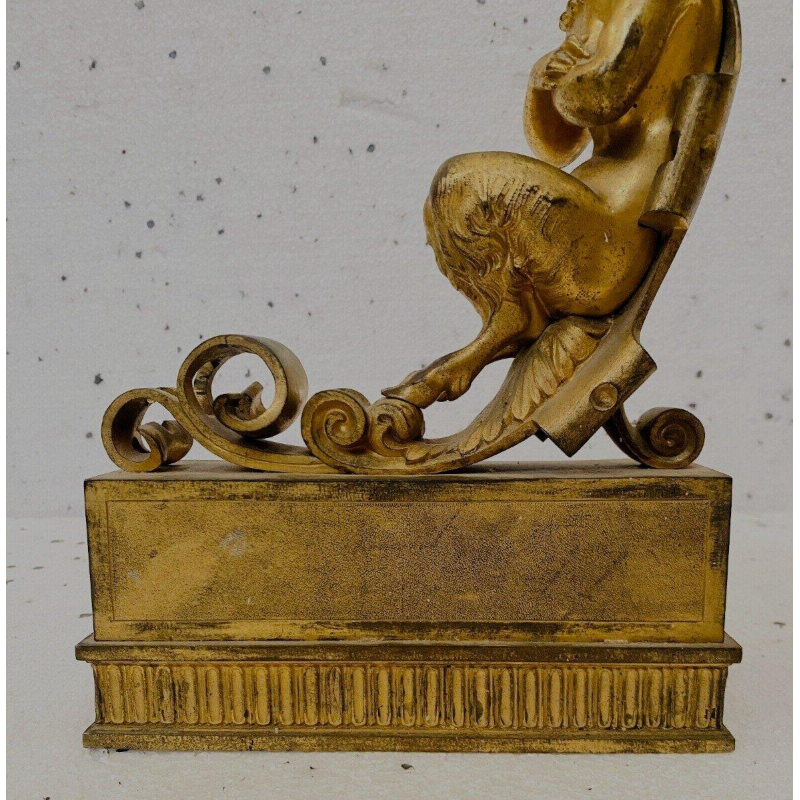 Een paar verguld bronzen haardijzers versierd met gevleugelde faunen, 19e eeuw.