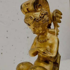 Een paar verguld bronzen haardijzers versierd met gevleugelde faunen, 19e eeuw.