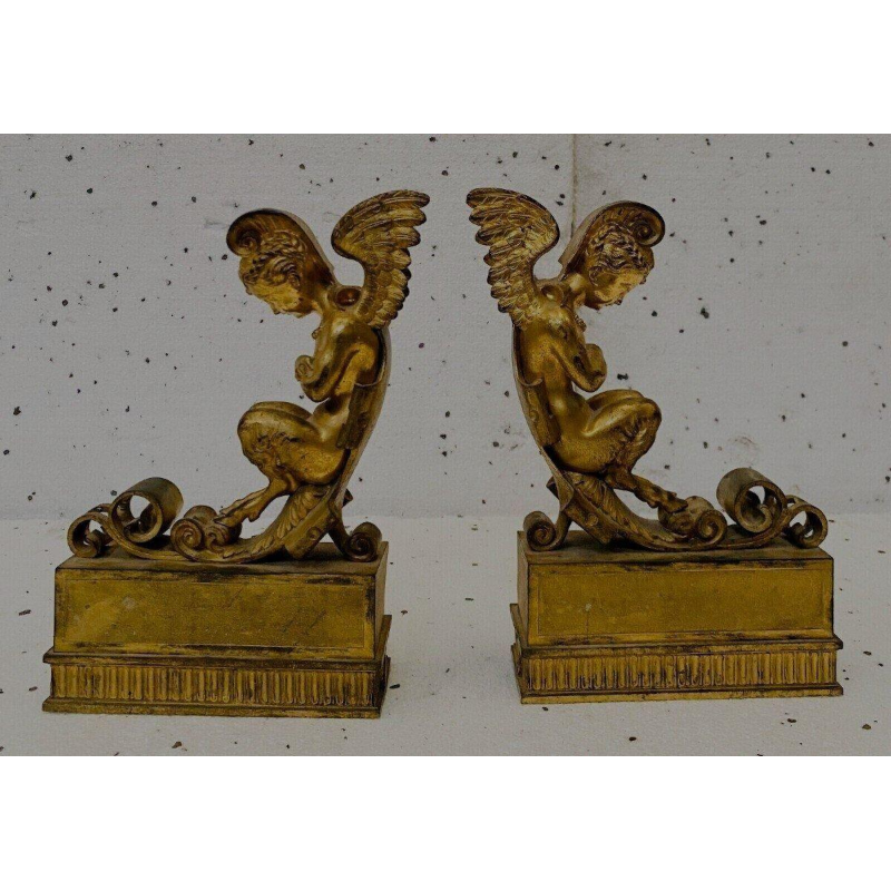 Een paar verguld bronzen haardijzers versierd met gevleugelde faunen, 19e eeuw.