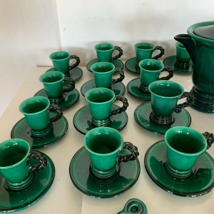 Marius Giuge, thee- en koffieservies van geglazuurd steengoed, 20e eeuw