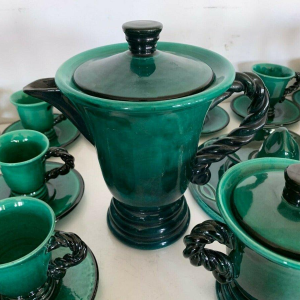 Marius Giuge, thee- en koffieservies van geglazuurd steengoed, 20e eeuw