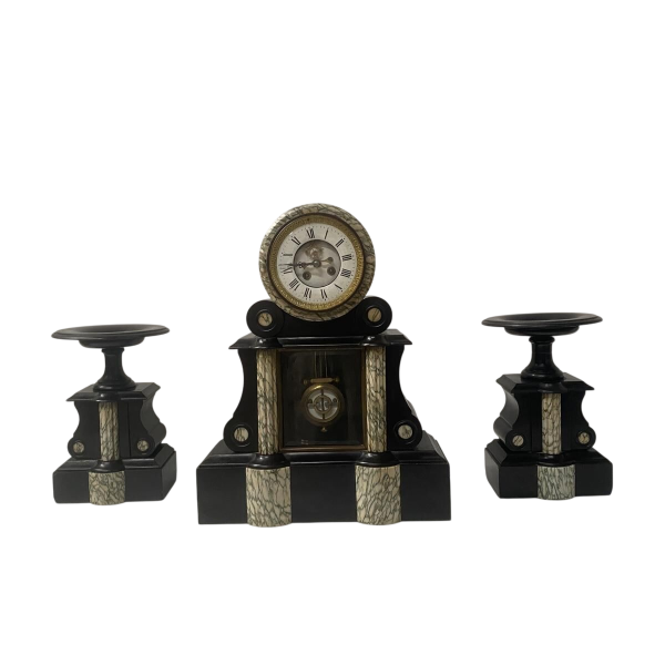 Pendule portique et cassolettes en marbre, époque Louis Philippe, XIXe siècle