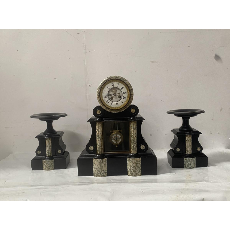 Pendule portique et cassolettes en marbre, époque Louis Philippe, XIXe siècle
