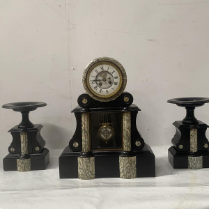 Pendule portique et cassolettes en marbre, époque Louis Philippe, XIXe siècle