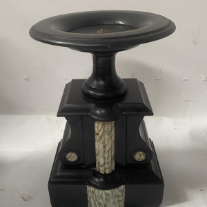 Pendule portique et cassolettes en marbre, époque Louis Philippe, XIXe siècle