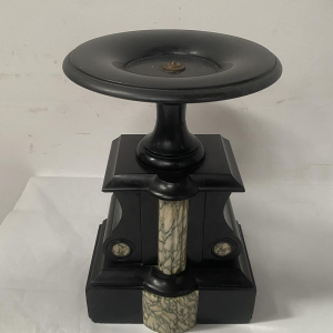 Pendule portique et cassolettes en marbre, époque Louis Philippe, XIXe siècle