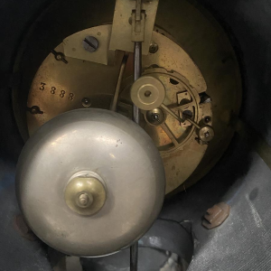 Pendule portique et cassolettes en marbre, époque Louis Philippe, XIXe siècle