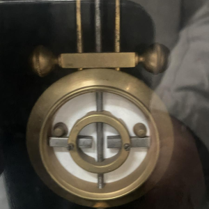 Pendule portique et cassolettes en marbre, époque Louis Philippe, XIXe siècle