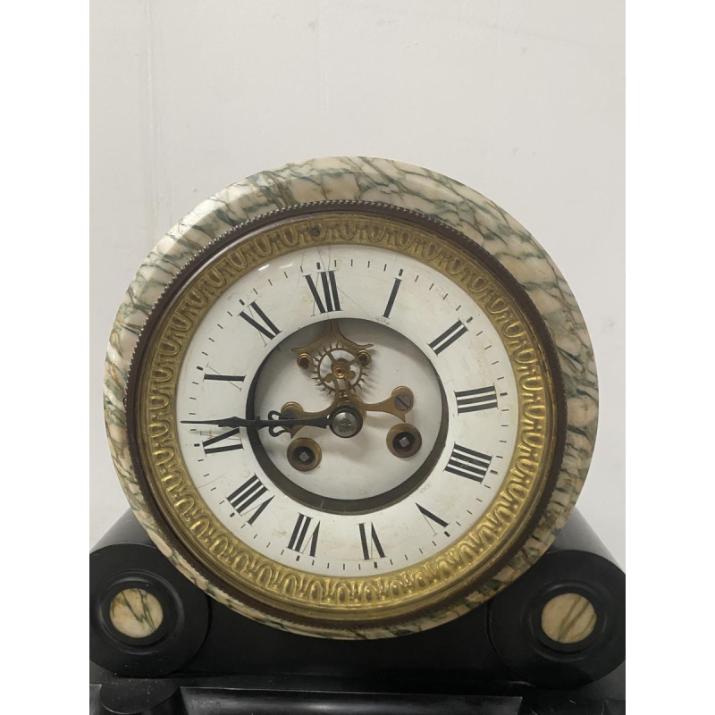 Pendule portique et cassolettes en marbre, époque Louis Philippe, XIXe siècle