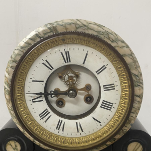 Pendule portique et cassolettes en marbre, époque Louis Philippe, XIXe siècle