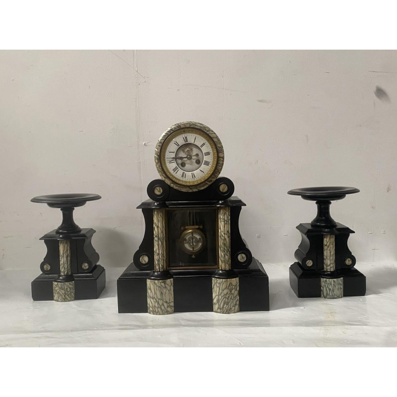 Pendule portique et cassolettes en marbre, époque Louis Philippe, XIXe siècle