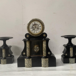 Pendule portique et cassolettes en marbre, époque Louis Philippe, XIXe siècle