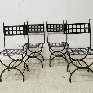 Set van vier gietijzeren stoelen met messing bollen, 20e eeuw