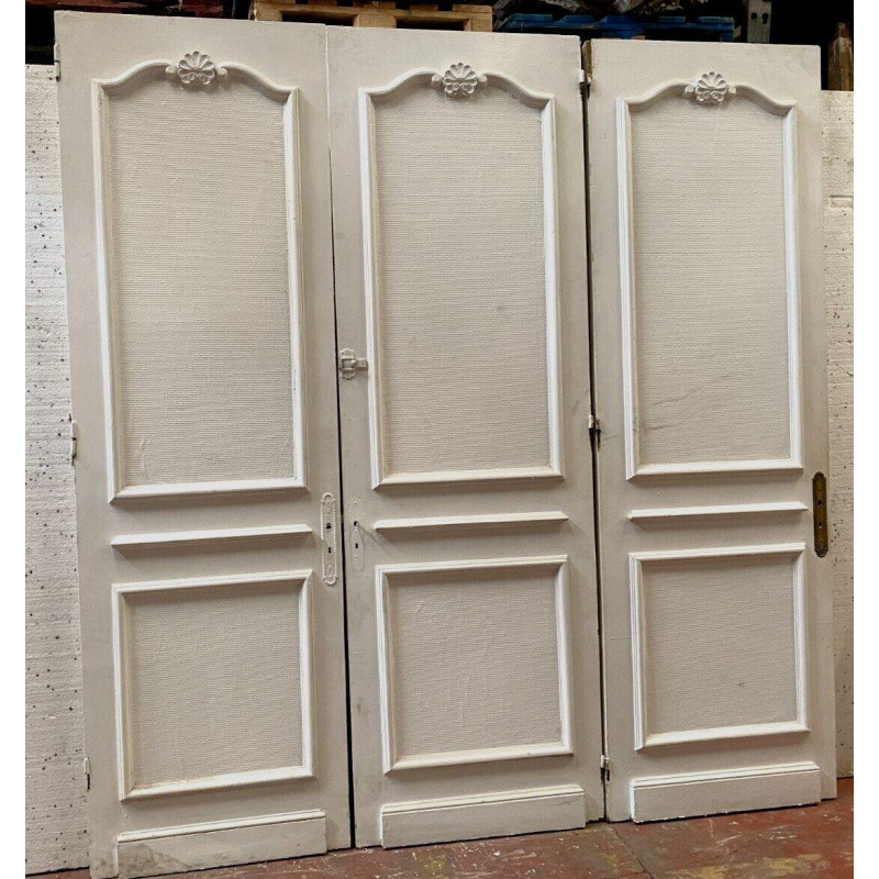 Suite de trois portes de passage moulurées à double faces, XIXᵉ siècle