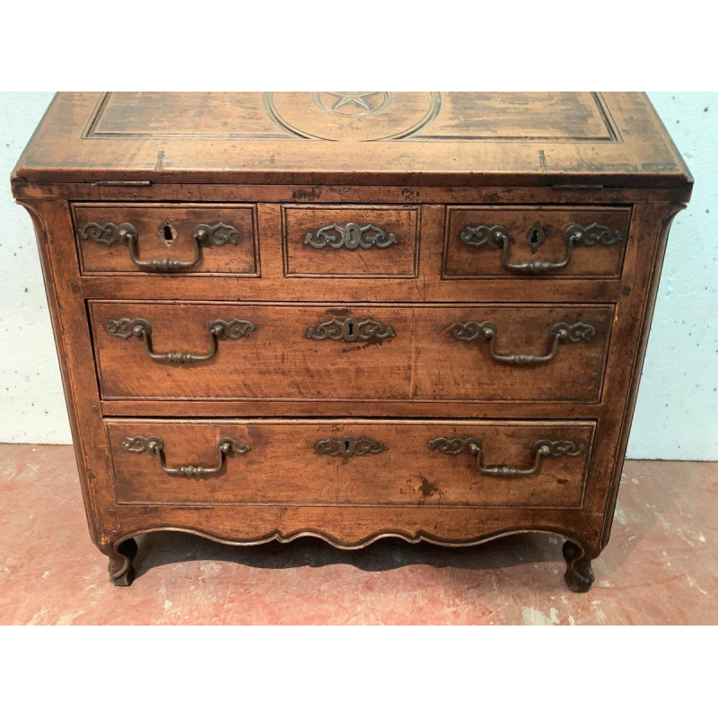 Bureau met schuin front in Lodewijk XV-stijl, vervaardigd uit massief eikenhout, 18e eeuw.