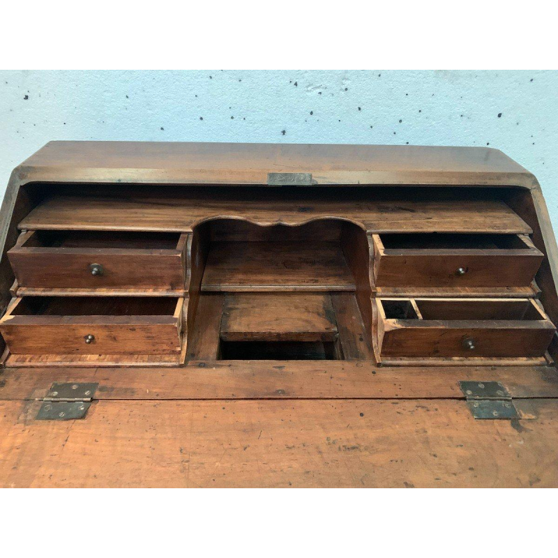 Bureau met schuin front in Lodewijk XV-stijl, vervaardigd uit massief eikenhout, 18e eeuw.