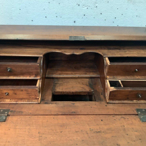 Bureau met schuin front in Lodewijk XV-stijl, vervaardigd uit massief eikenhout, 18e eeuw.