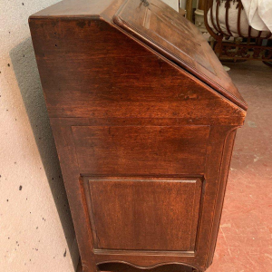 Bureau met schuin front in Lodewijk XV-stijl, vervaardigd uit massief eikenhout, 18e eeuw.