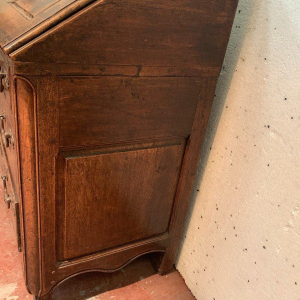 Bureau met schuin front in Lodewijk XV-stijl, vervaardigd uit massief eikenhout, 18e eeuw.