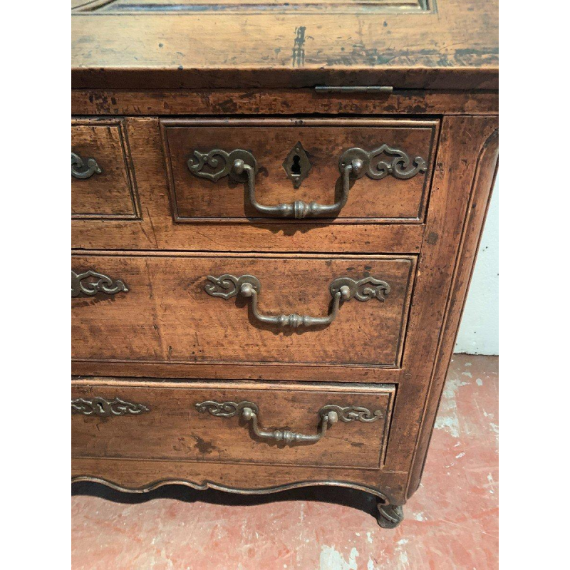 Bureau met schuin front in Lodewijk XV-stijl, vervaardigd uit massief eikenhout, 18e eeuw.