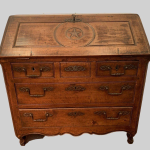 Bureau met schuin front in Lodewijk XV-stijl, vervaardigd uit massief eikenhout, 18e eeuw.