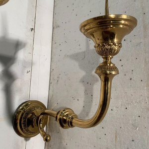 Paire de grandes appliques en pique-cierge en laiton doré, XXᵉ siècle