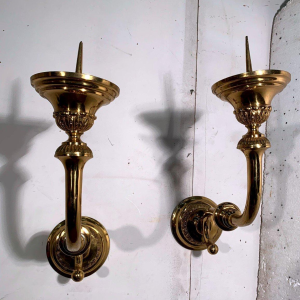 Paire de grandes appliques en pique-cierge en laiton doré, XXᵉ siècle